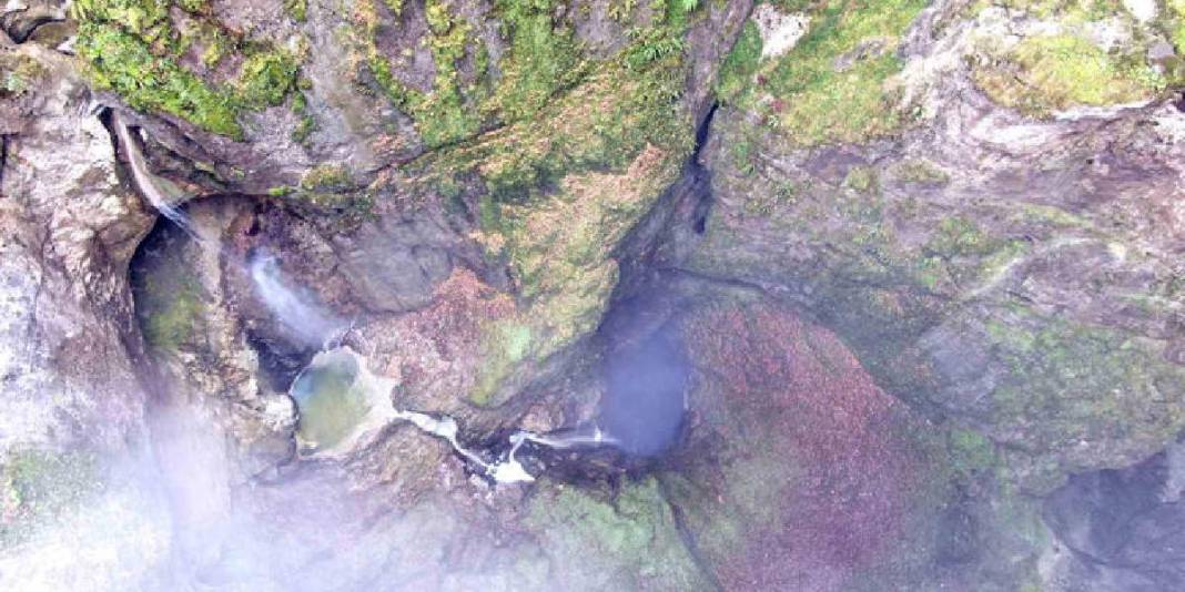 Bildiğiniz tüm mağaraları unutun: İçinden akan şelalesi ve derinliği fark atmaya yetiyor 2